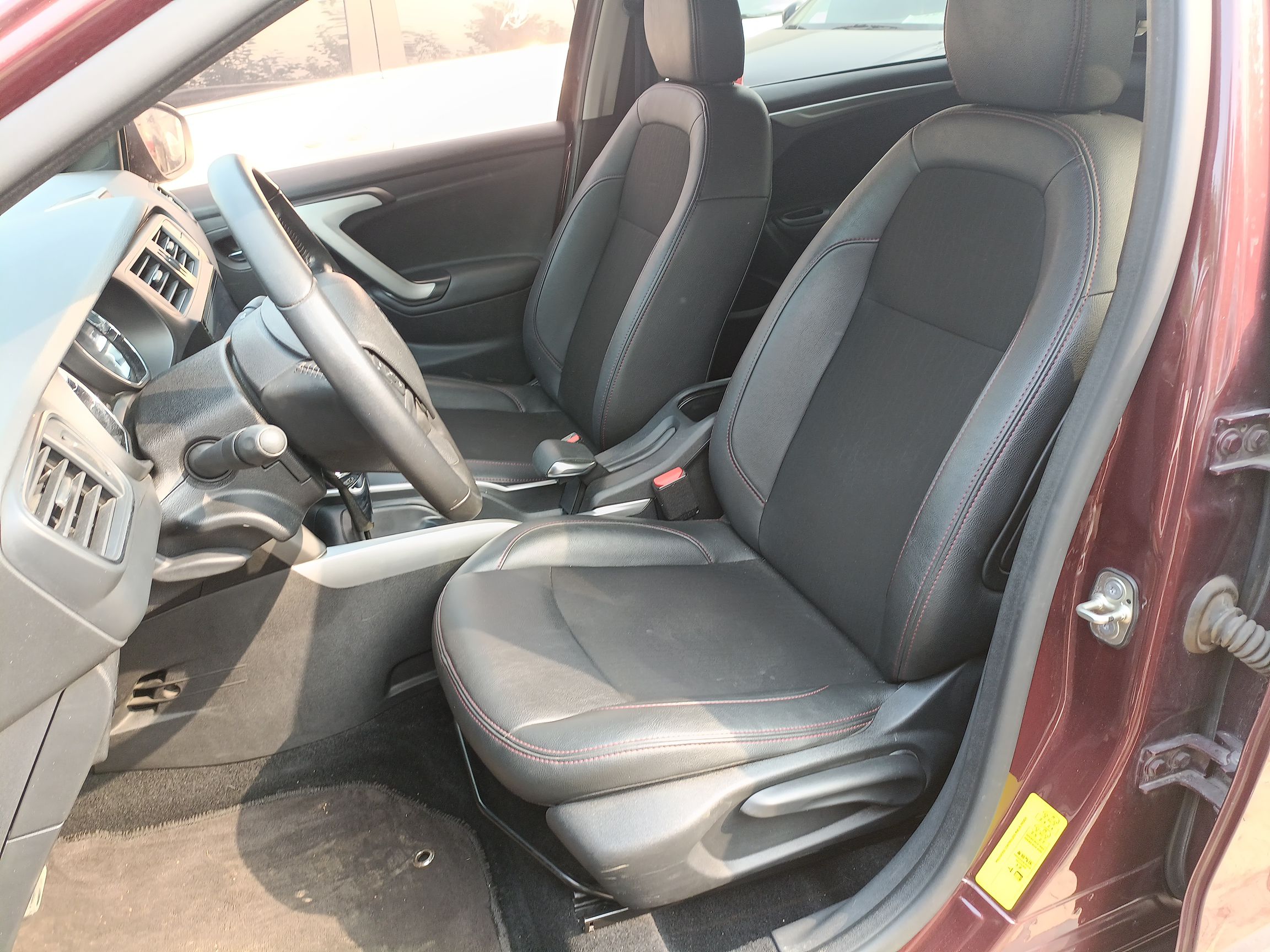 المقاعد الأمامية داخل السيارة