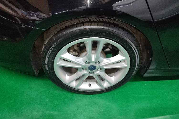 Used Ford Mondeo 2013 2.0L GTDi240 Luxury Sport Model Right Rear Wheel Hub