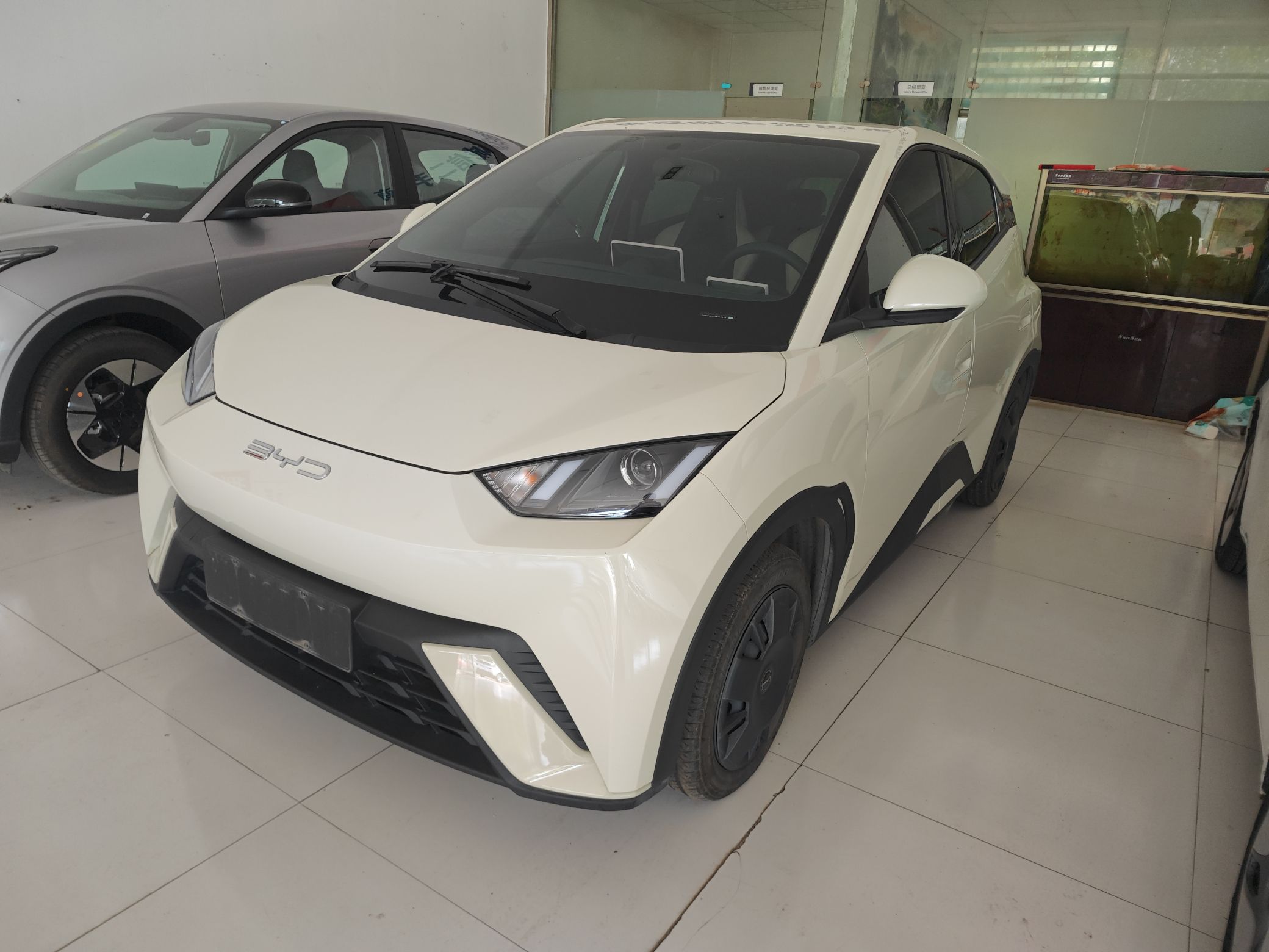 تحت مقدمة السيارة