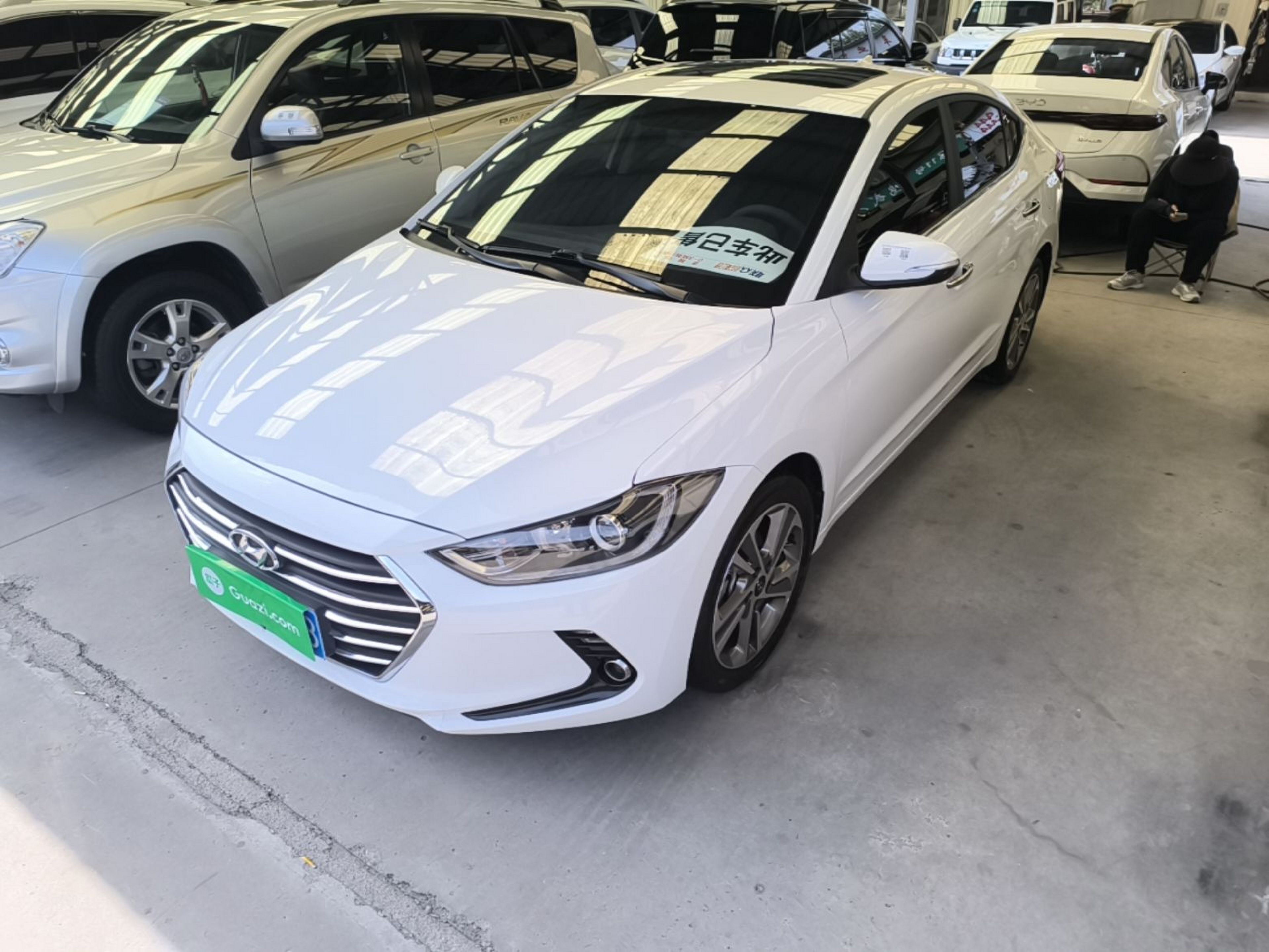Под передней частью автомобиля