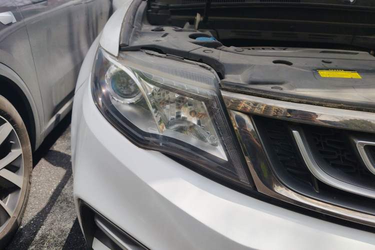 Used Geely Auto Emgrand X7 Sport 2018 1.8TD Automatic Two-Wheel Drive Zhiya Model Right Front Headlight