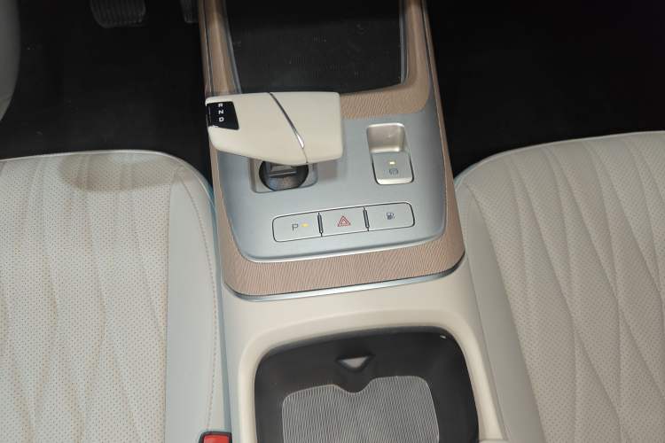 Used CHANGAN NEVO A05 2024 Truly Delicious Version 145 Beyond-Excellent Type Gear Lever