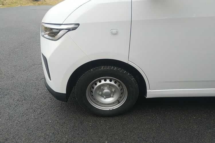 Used Wuling Yangguang 2024 300KM Comfort Version Passenger Van 75kW