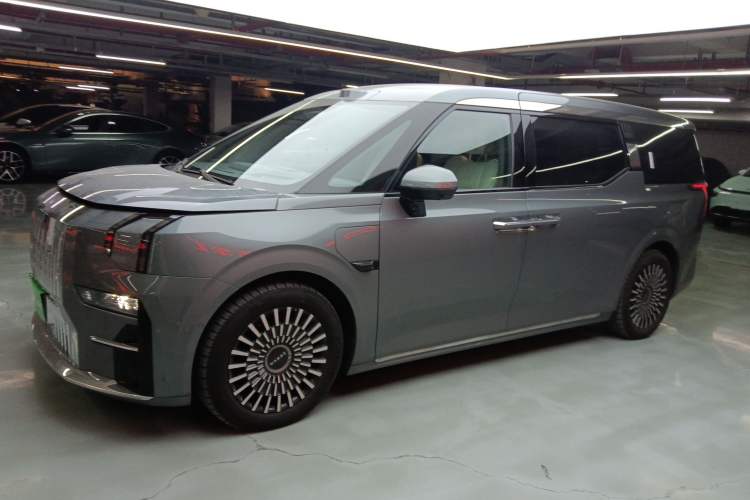 Used Zeekr 009 2024 7-Seater Walk-Through Version Four-Wheel Drive 108 kWh