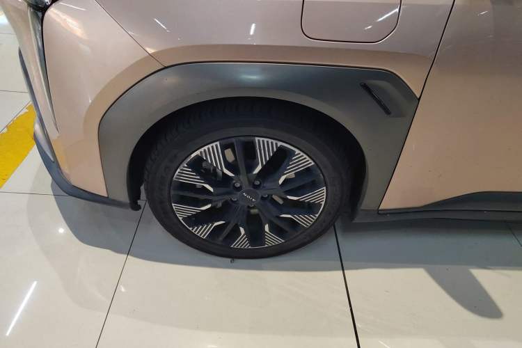 Used AION Y 2022 70 Tech Edition Lithium Iron Phosphate Left Front Wheel Hub