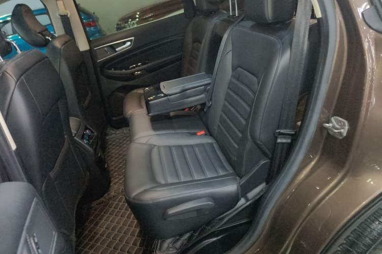 Used Ford Edge 2015 2.0T GTDi Two-Wheel-Drive High-Line Version
