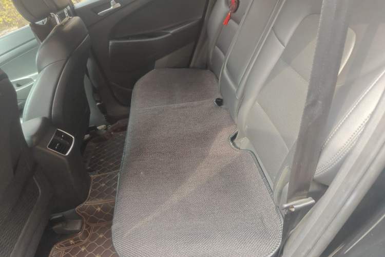 Used Hyundai Tucson 2015 2.0L Automatic Two-Wheel Drive Smart Version Left Rear Seat