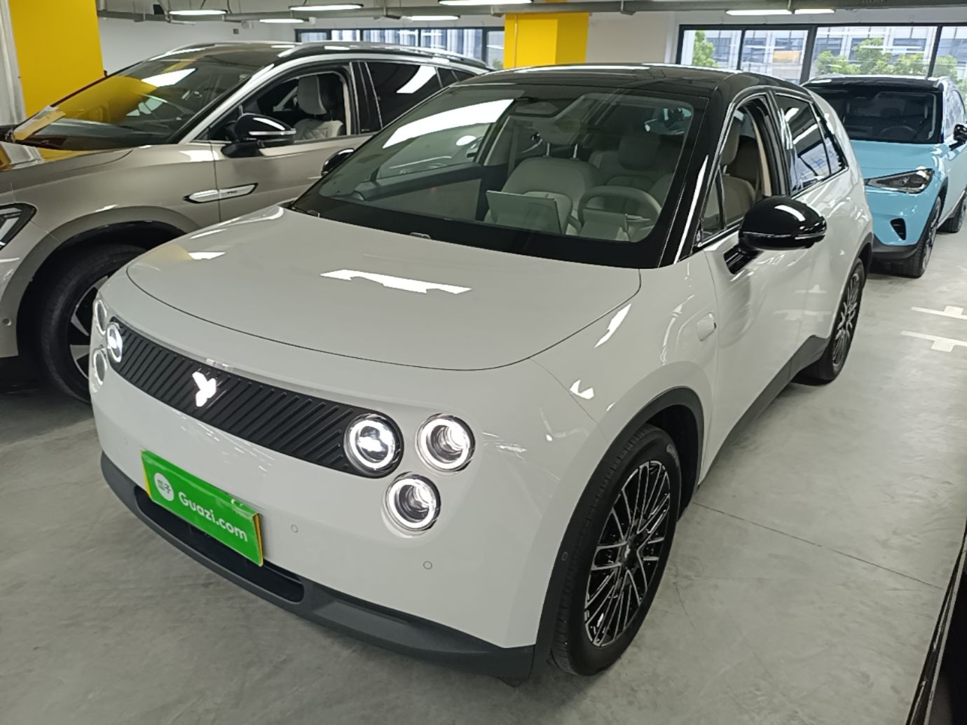 Unter der Vorderseite des Autos