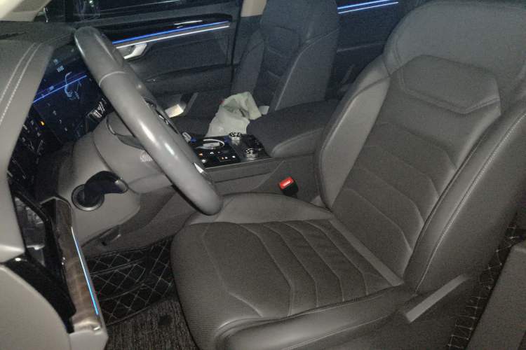 Used Volkswagen Touareg 2020 3.0 TSI Luxury Edition China VI Left Front Seat