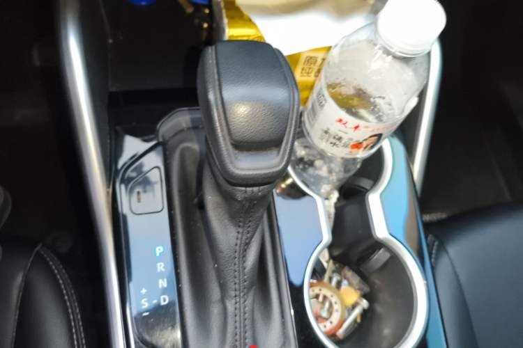 Used Toyota Highlander 2022 Dual-Engine 2.5L 4x4 Elite Edition 7-Seater Gear Lever