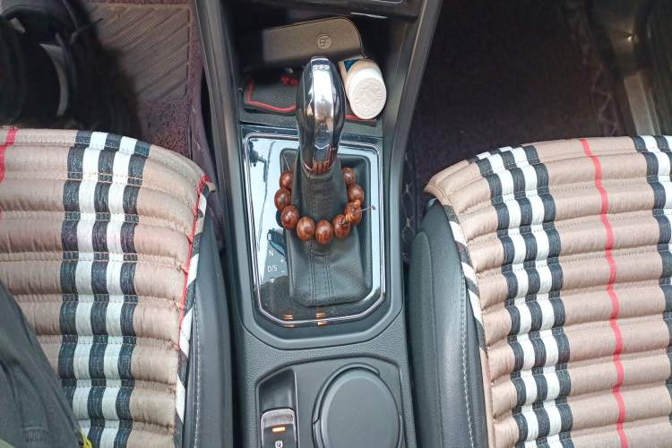 Used Volkswagen Touran 2016 Volkswagen Touran L 280TSI DSG Comfort Edition Gear Lever