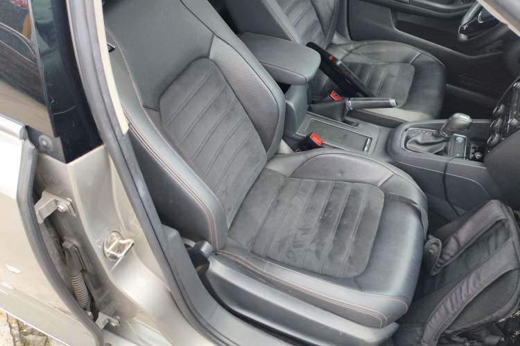 Used Volkswagen Sagitar 2017 230TSI Automatic Luxury Edition Right Front Seat