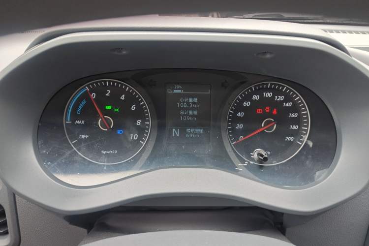 Used Wuling Yangguang 2024 300KM Comfort Version Passenger Van 75kW