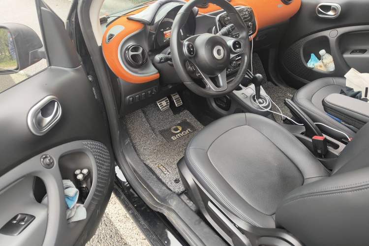 Used smart fortwo 2015 1.0L 52 kW Hardtop Passion Edition Driver Seat