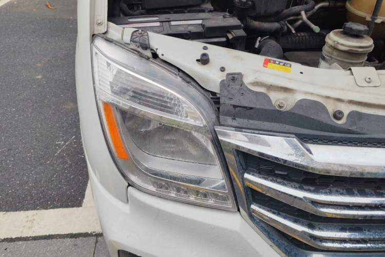 Used SAIC MAXUS Xintu V80 2021 2.0T PLUS Manual All-Around King Long Wheelbase Mid-Roof Variant with 6/7/8/9 Seats Right Front Headlight