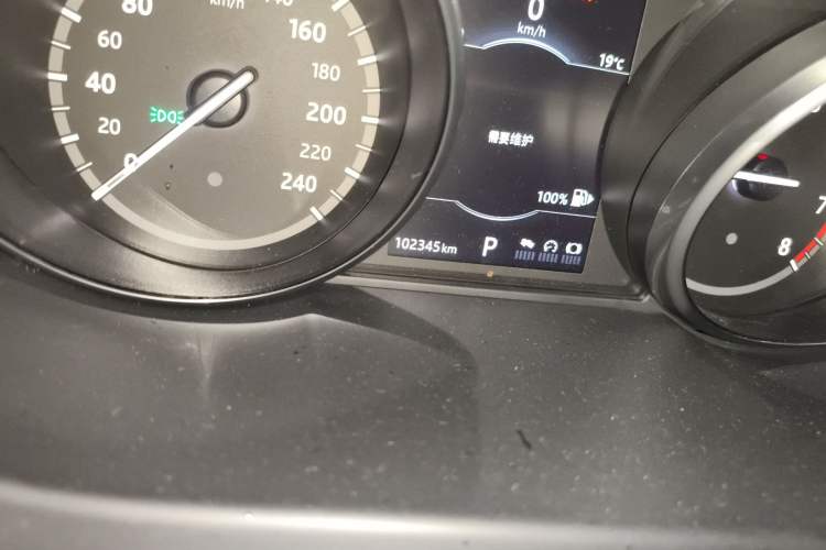 Used Land Rover Discovery Sport 2017 2.0T SE Odometer Close Up