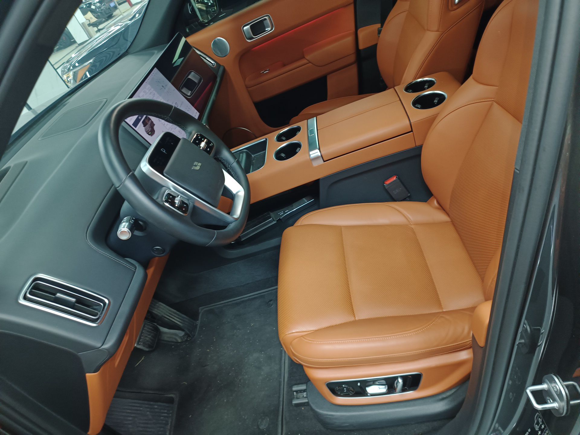 المقاعد الأمامية داخل السيارة