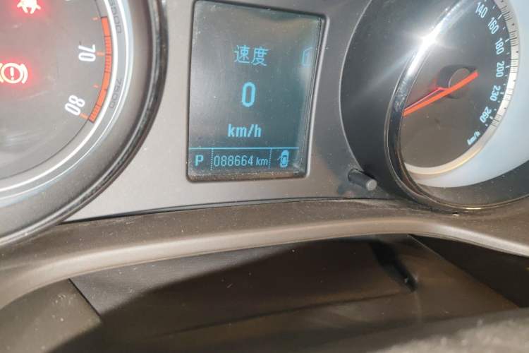 Used Buick Regal 2015 2.0L Leading Fashion Edition Odometer Close Up