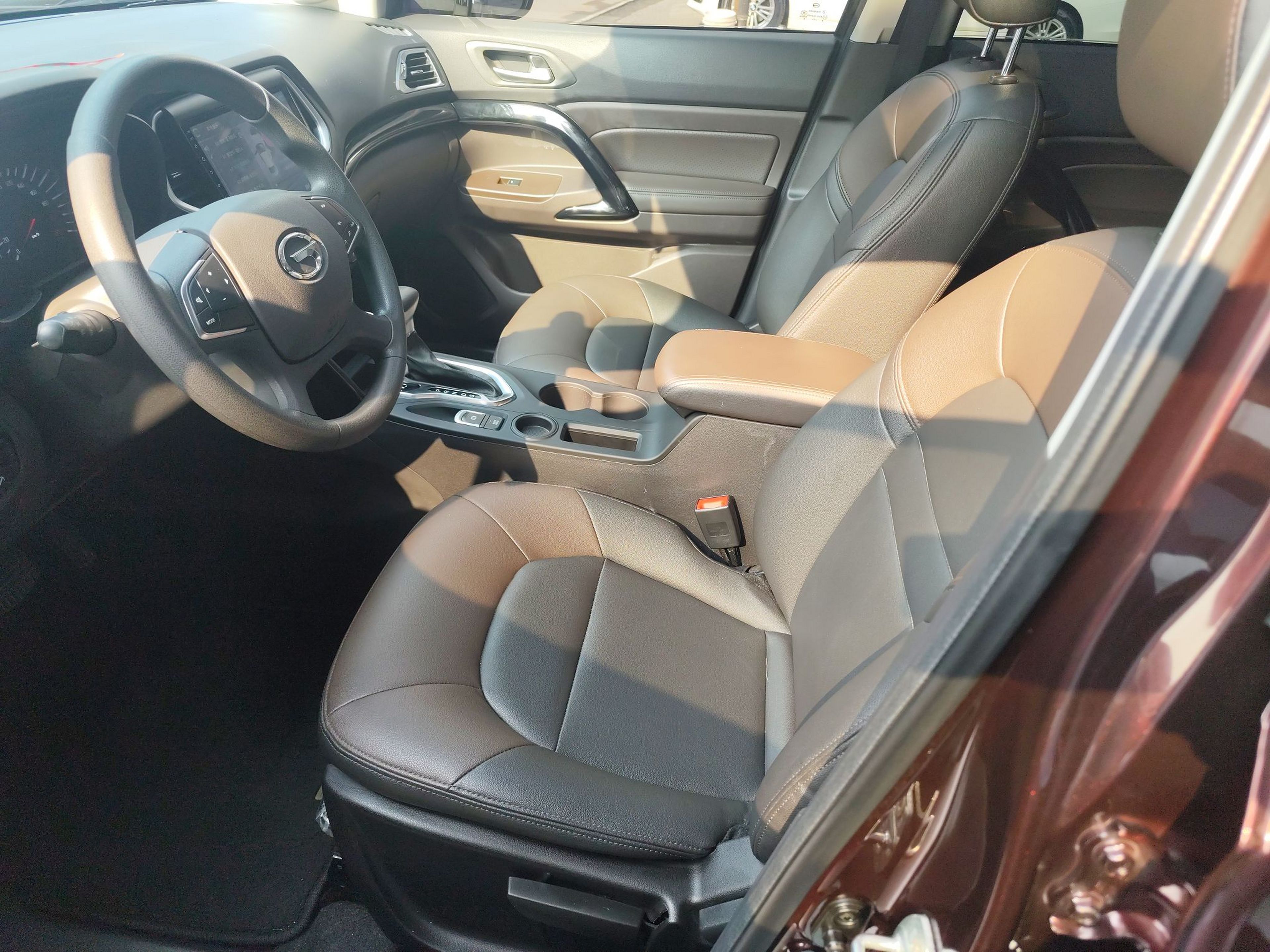 Переднее сиденье в автомобиле