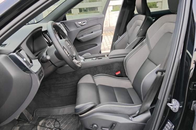 Used Volvo XC60 New Energy 2025 Plug-in Hybrid Long-Range All-Wheel Drive Zhiyuan Extreme Night Black Edition Left Front Seat