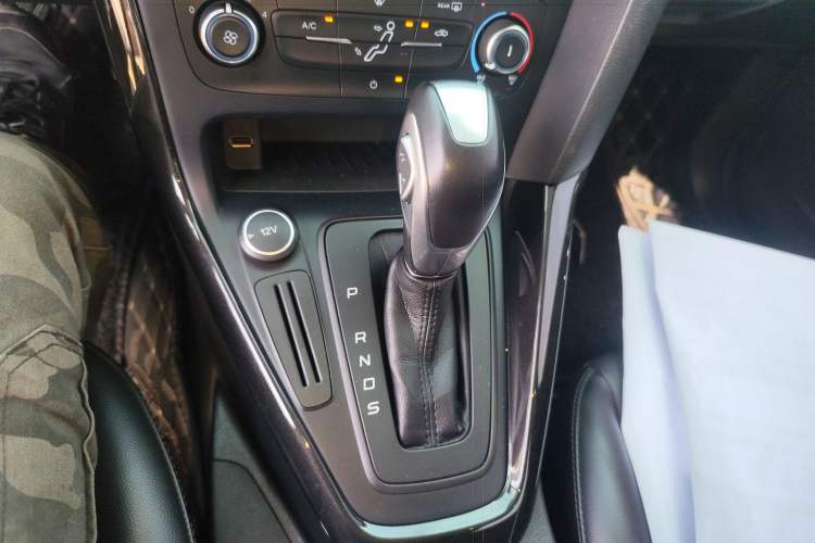 Used Ford Focus 2018 Sedan Classic 1.6L Automatic Trendy SmartDrive Edition Gear Lever