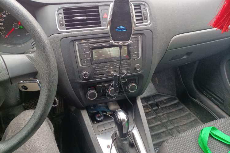 Used Volkswagen Sagitar 2012 1.6L Automatic Fashion Edition Audio And AC Panel