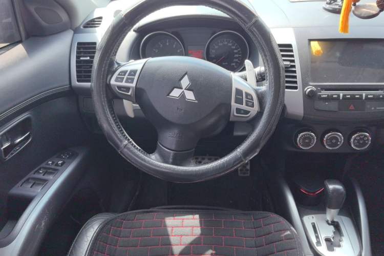 Used Mitsubishi Outlander 2011 Kicks 2.4 Fashion Edition