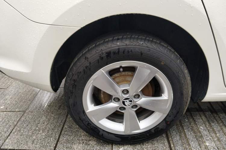 Used Skoda Rapid Spaceback 2019 1.5L Automatic Comfort Edition Right Rear Wheel Hub