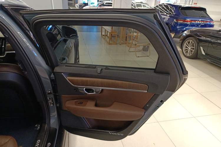 Used Volvo V90 2022 Cross Country B5 AWD Smart Range Edition
