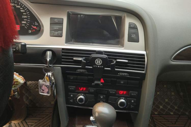 Used Audi A6L 2005 2.0T automatic standard version Audio And AC Panel