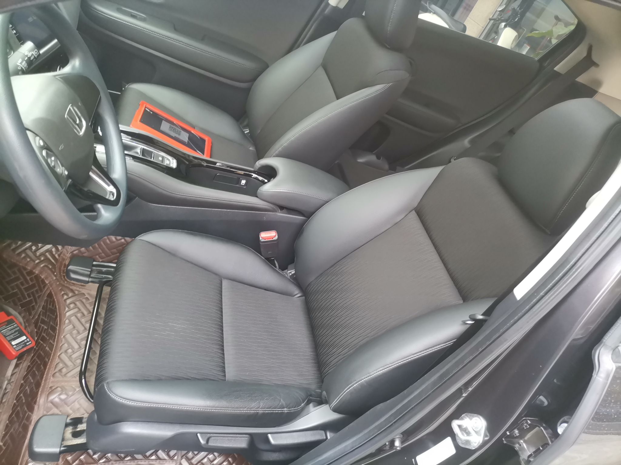 Переднее сиденье в автомобиле