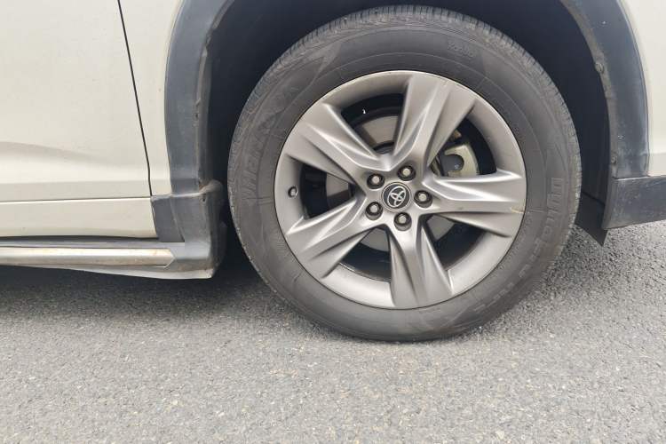 Used Toyota Highlander 2017 2.0T Four-Wheel Drive Luxury Edition 7 Seats Right Front Wheel Hub