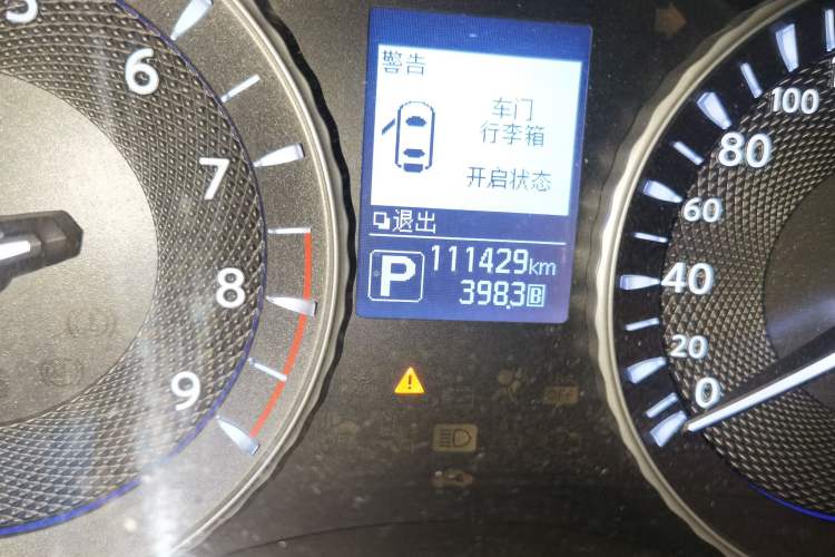 Used Infiniti Q70 2015 Q70L 2.5L Elite Edition Odometer Close Up