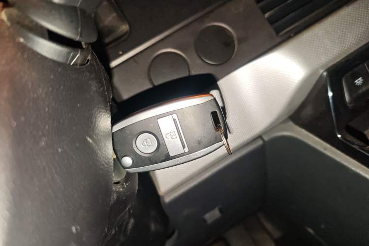 Used Dongfeng Yufeng 2023 V9+ 2.0T Automatic Front-Wheel-Drive Short Wheelbase Low-Roof Model with 5/6 Seats
