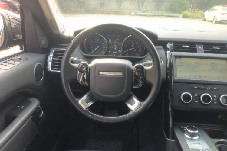 Used Land Rover Discovery 2019 3.0 SC V6 SE Steering Wheel