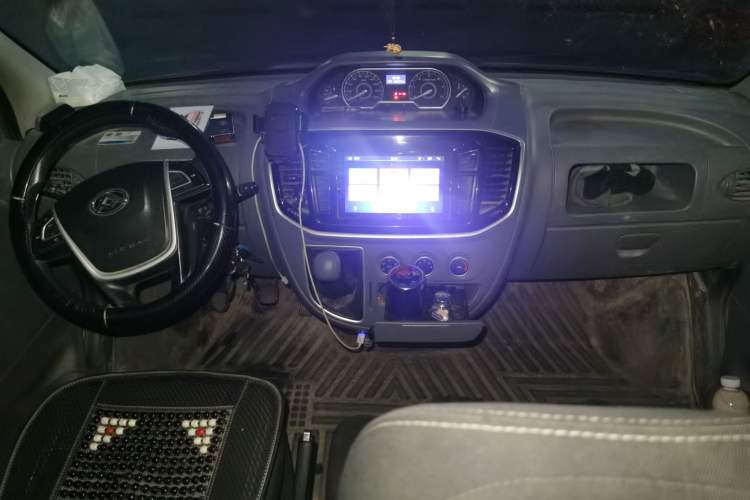 Used SAIC MAXUS Xintu V80 2021 2.0T Manual Classic Aoyuntong Long Wheelbase Mid-Roof 6/7/8/9-Seater Center Console