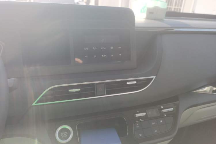 Used Sinotruk Pioneer V 2024 Multi-Function Version 2.0T Automatic Short Wheelbase Low Roof