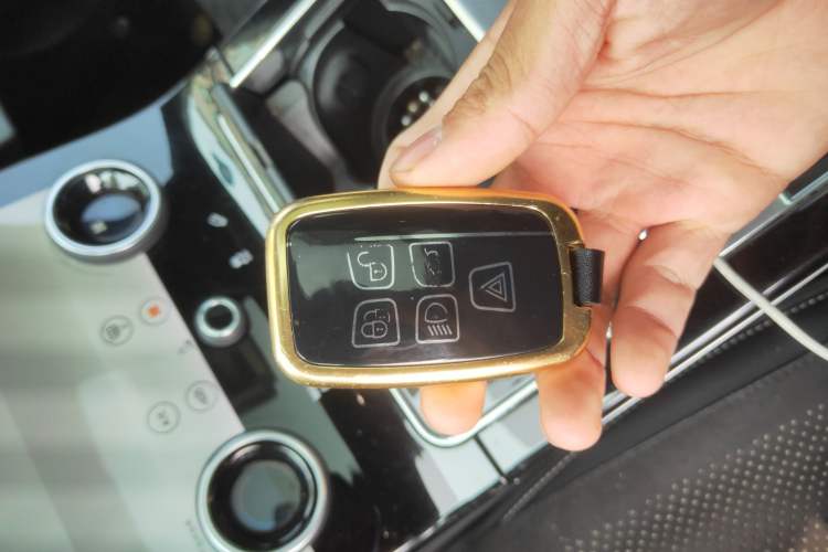 Used Land Rover Range Velar 2019 250 PS R-DYNAMIC S
