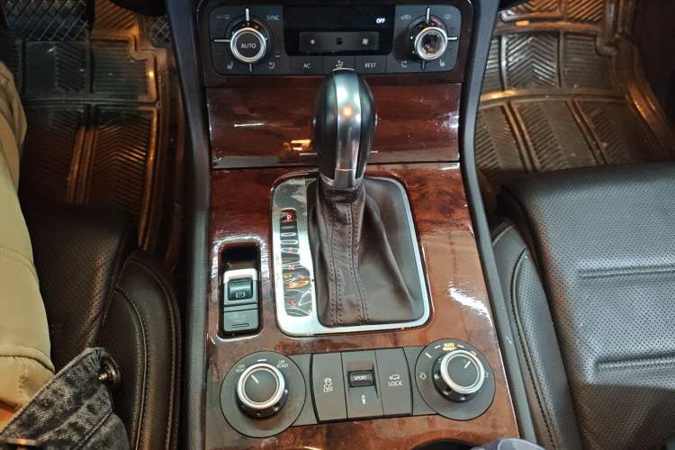 Used Volkswagen Touareg 2011 3.0 TDI Diesel Comfort Version Gear Lever