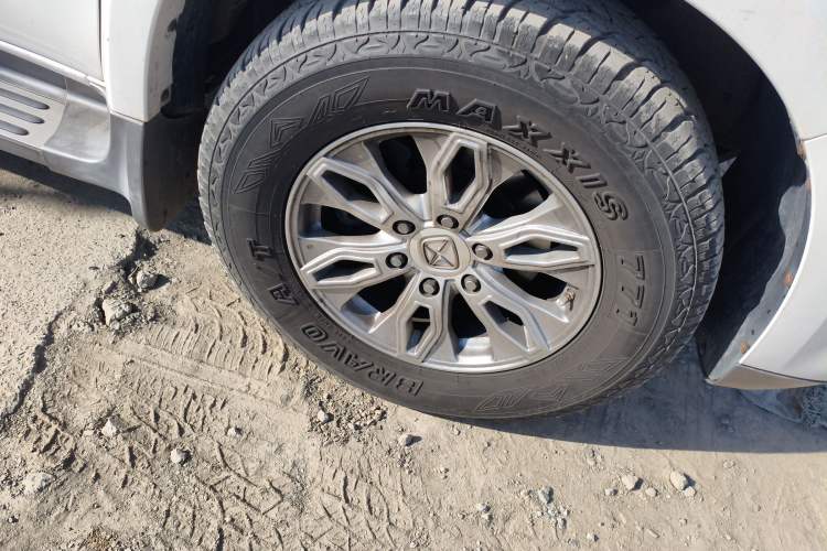 Used JMC Yusheng S350 2016 2.0T Automatic 4x4 Gasoline Luxury Version with Sunroof 7 Seats
