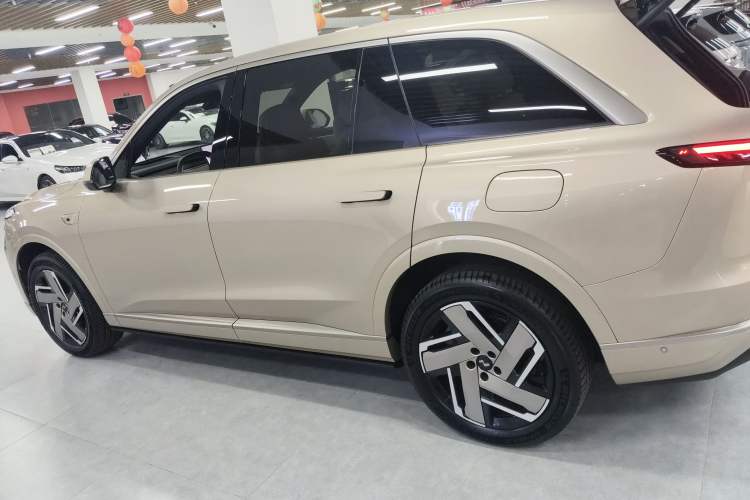 Used ONVO Luxeed L90 2025 Model—Ultra Six-Seater Version
