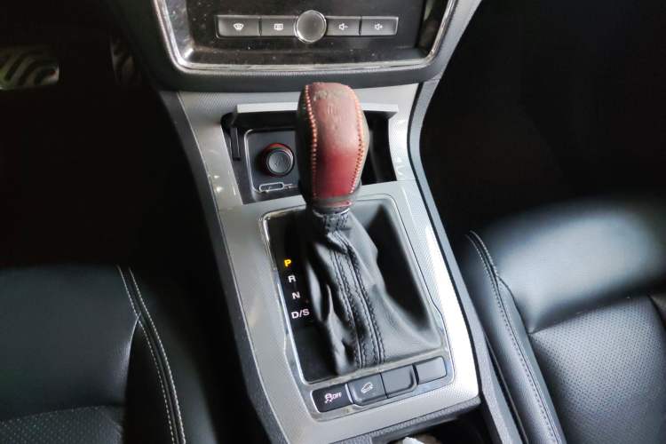 Used Roewe RX5 2016 20T Two-Wheel Drive Automatic Internet Smart Edition
