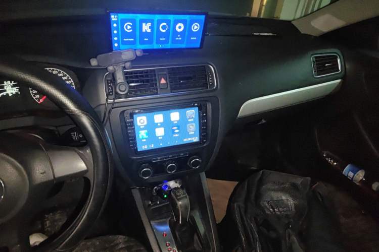 Used Volkswagen Sagitar 2012 1.6L Automatic Comfort Edition Audio And AC Panel