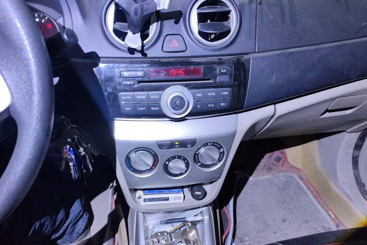 Used CHANGAN Alsvin V3 2012 1.3L Manual Luxury Version China IV Standard
