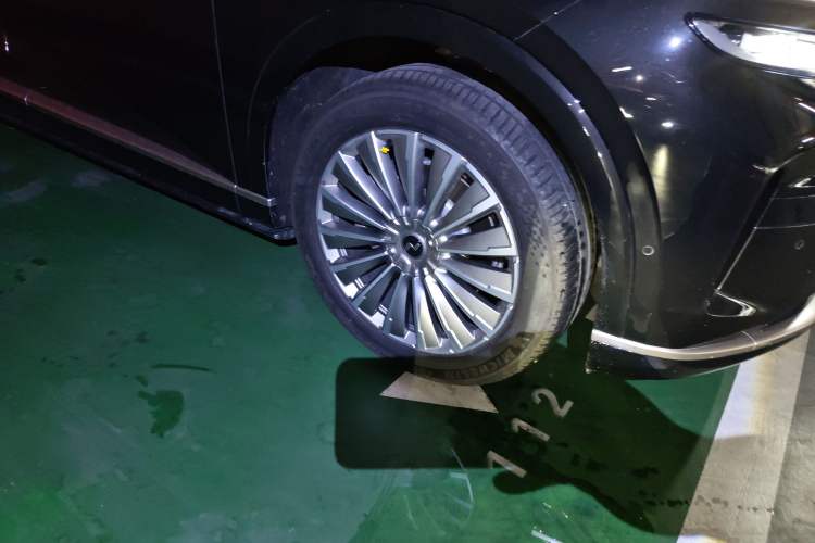 Used ONVO Luxeed L90 2025 Model—Ultra Six-Seater Version Right Front Wheel Hub