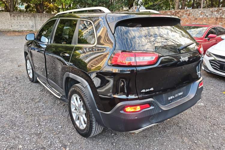 Used Jeep Cherokee 2016 2.4L Professional Smart Version
