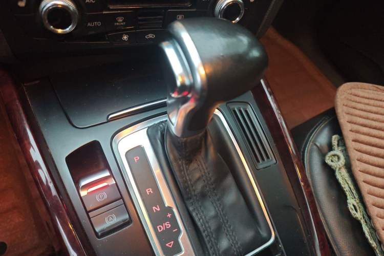 Used Audi Q5 2013 40 TFSI Technology Edition Gear Lever