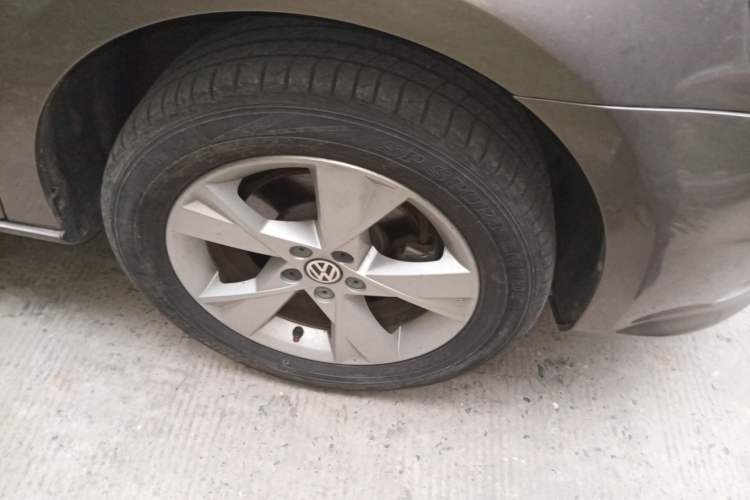 Used Volkswagen Bora 2014 1.6L Manual Comfort Model Right Front Wheel Hub