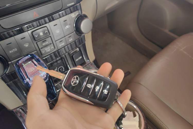 Used Toyota Highlander 2009 2.7L Two-Wheel Drive 7-Seater Luxury Edition Vehicle Key