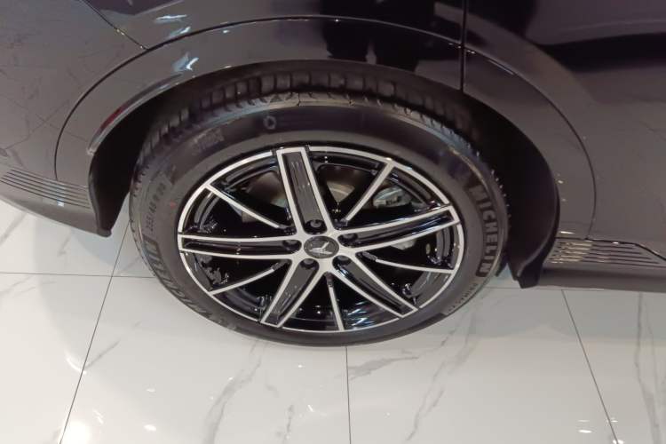 Used VOYAH COURAGE 2025 Model Four-Wheel-Drive Qiankun Edition Right Rear Wheel Hub